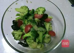 Illustration of how to mix broccoli with olive oil 8