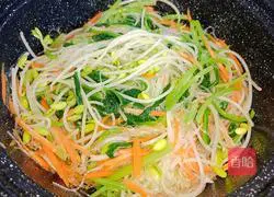 Illustration of how to stir-fry vermicelli with spinach and bean sprouts 4