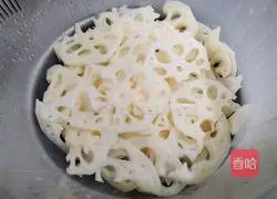 Illustration of how to stir-fry lotus root slices with green pepper 7