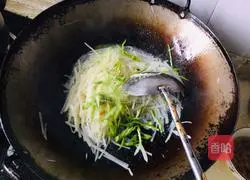 Illustration of how to make green pepper and potato shreds 6