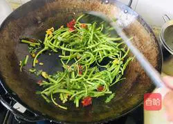 Illustration of how to make stir-fried chrysanthemum 4