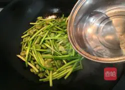 Illustration of how to stir-fry broad beans with garlic sprouts 9