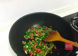 Illustration of how to make fried eggs with hot pepper 3