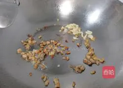 Illustration of how to stir-fry Xiaotang vegetables with lard residue 6