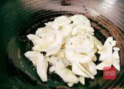 Illustration of how to stir-fry mung bean sprouts and cucumber 9