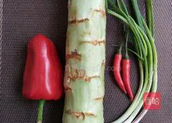 Illustration of how to make shredded lettuce with scallion oil 1