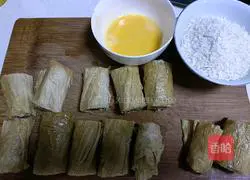 Illustration of how to make snowflake meat and bean curd skin rolls 6