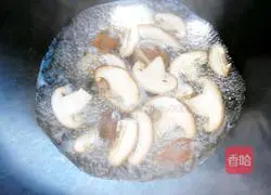 Illustration of how to stir-fry chrysanthemum with garlic and shiitake mushrooms 4