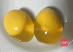 Illustration of how to make roasted pepper preserved eggs 1