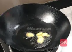 Illustration of how to stir-fry green pepper and loofah 5