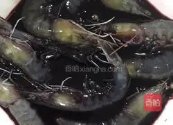 Illustration of how to make raw shrimp 3