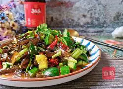 Illustration of how to make cucumber mixed with shredded fungus 15