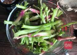 Illustration of how to make spinach roots with mushroom sauce 1