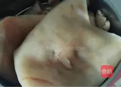 Illustration of how to make pork skin jelly 1