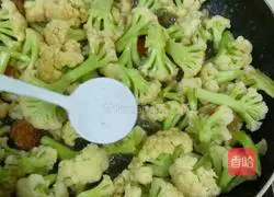 Illustration of how to make fried cauliflower and dried shrimps 8