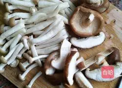 Illustration of how to make vegetarian stir-fried mixed mushrooms 2