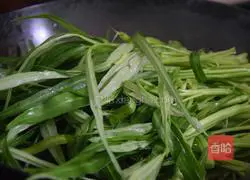 Illustration of how to make garlic water spinach 4