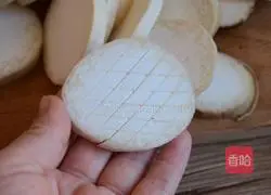 Illustration of how to make king oyster mushrooms with oyster sauce 2