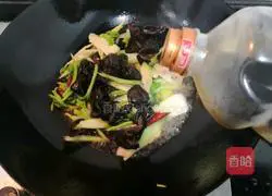 Illustration of how to stir-fry celery and fungus 17