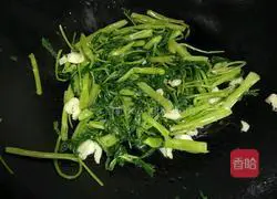 Illustration of how to make stir-fried water spinach 6