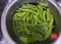 Illustration of how to make fried snow peas 2