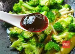 Illustration of how to stir-fry broccoli and mushrooms 9