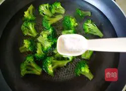 Illustration of how to make garlic broccoli 4