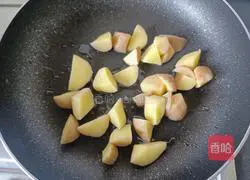 Illustration of how to make black pepper roasted potato cubes (pan version) 3