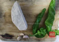 Illustration of how to make chili fried meat cake 1