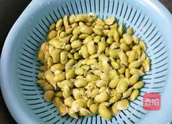 Illustration of how to make fried edamame with mushrooms and wild rice 1