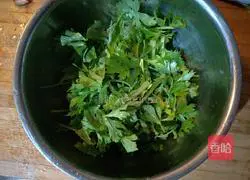 Illustration of how to stir-fry mushrooms with celery 2