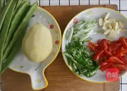 Illustration of how to make spicy stir-fried kidney beans and potato cubes 1