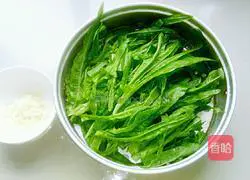 Illustration of how to make stir-fried lettuce leaves 1