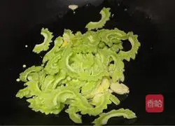 Illustration of how to stir-fry corn shoots and bitter melon 5