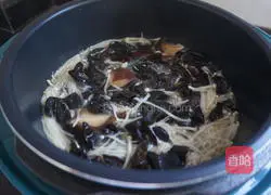  Illustration of how to make stir-fried assorted mushrooms 6