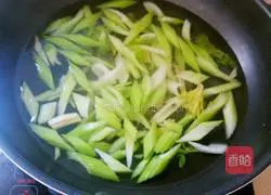 Illustration of how to make cold celery 3