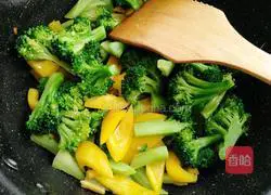 Illustration of how to cook broccoli with yellow pepper 13