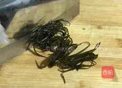 Illustration of how to make shredded radish and kelp soup 3