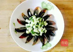 Illustration of how to make cucumber mixed with preserved eggs 10