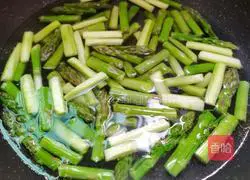 Illustration of how to make fried asparagus and mushrooms 9