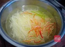 Illustration of how to make spicy and sour shredded potatoes 2