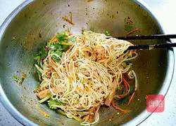 Illustration of how to make saliva cold noodles 13