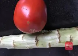 Illustration of how to make fried lettuce with tomatoes 1