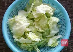 Illustration of how to make hand-shredded cabbage 2