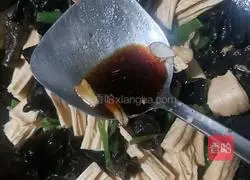 How to stir-fry yuba, green pepper and fungus Illustration 7