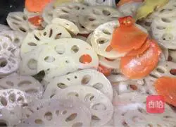 Illustration of how to make spicy stir-fried lotus root slices 7