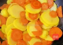 Illustration of how to cook carrots and potato slices 4