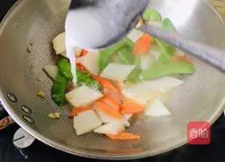 Illustration of how to make fried yam with snow peas 6