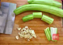 Illustration of how to make stir-fried loofah 2