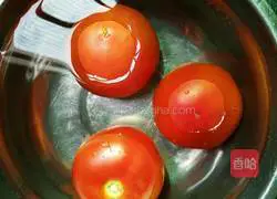 Illustration of how to mix tomatoes with white sugar 2